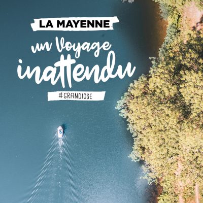 Photo d'un coin mayennais avec l'inscription "UN Voyage Inattendu", pour La Mayenne